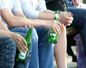 Украина занимает первое место в мире в рейтинге потребления алкоголя среди молодежи