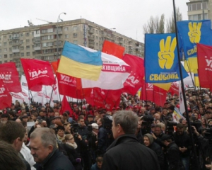 Міліція намагається не пустити автобуси з &quot;ударівцями&quot;, які прямують на акцію опозиції