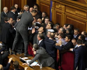 Оппозиция намерена блокировать парламент из-за решения КС по Киеву