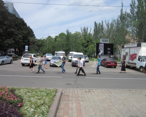 Кличко не ждут, школьники тащут парты, оппозиция жалуется на трудности доставки – Донецк готовится &quot;Встать&quot;