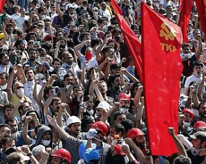 У Туреччині влада дозволила протестувальникам продовжувати демонстрації
