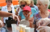 На первом Дне молока в Киеве малышей учили доить корову