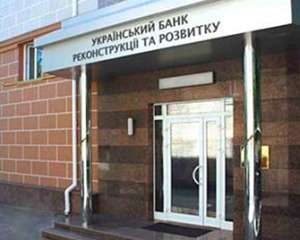 Азаров передав Колобову управління Українським банком реконструкції та розвитку