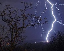 Після удару блискавки у шию вінничанин не просто вижив, а й самостійно доїхав додому