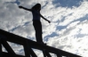 Дівчина зістрибнула з пішохідного мосту в Києві, намагаючись покінчити з собою