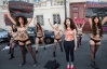 Египетская активистка FEMEN возглавила "топлесс-намаз" перед посольством Туниса