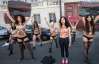 Египетская активистка FEMEN возглавила "топлесс-намаз" перед посольством Туниса