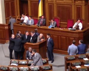 Оппозиционеры спели Гимн Украины у заблокированной трибуны в Раде