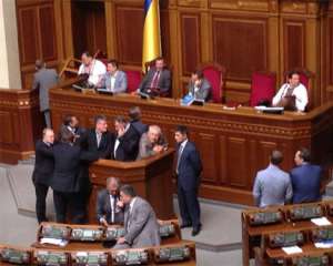 Опозиціонери заспівали Гімн України біля заблокованої трибуни в Раді