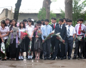 В Таджикистане выпускникам не разрешают купаться в фонтане и собираться в кафе