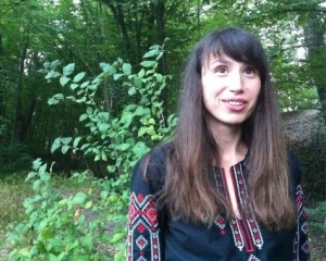 У Межигір'ї затримали журналістку Чорновіл, порізавши шини її авто