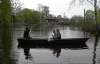 Во время паводков на Черниговщине лодки заменяли велосипеды