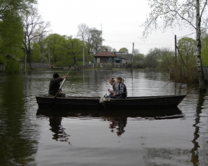 Во время паводков на Черниговщине лодки заменяли велосипеды