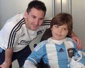 Месси сыграл в футбол с мальчиком в инвалидной коляске