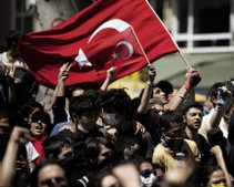 Стамбульський губернатор вибачився за жорстокість поліції при розгоні демонстрантів