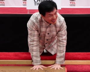 Актер Джеки Чан оставил отпечатки рук в Голливуде во второй раз