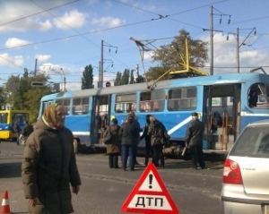 Одесский трамвай на всех парах въехал в зад крутого внедорожника