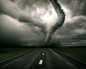 Невеселі прогнози від метеорологів: Україні загрожують торнадо