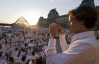 В Париже тысячи людей в белом поужинали во дворе Лувра