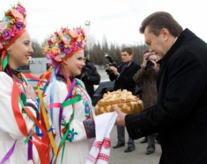 Янукович приехал в Енакиево с двумя сыновьями и тремя министрами