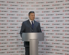 Янукович в Енакиево рассмешил журналистов и удивил сына