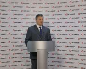 Янукович в Енакиево рассмешил журналистов и удивил сына