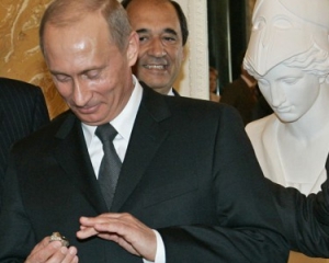 Американський олігарх заявив, що Путін вкрав у нього каблучку