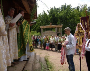 На Троицу зелень освящают в церкви, а после службы несут на кладбище