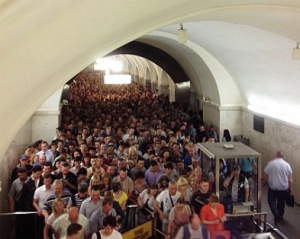 Столичному метро угрожают &quot;живые пробки&quot; из-за ремонта нескольких эскалаторов