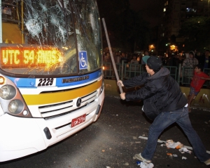В Бразилии забросали камнями микроавтобусы с сотрудниками ФИФА