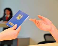 Чтобы сделать загранпаспорт, украинцы вынуждены обращаться в турфирмы