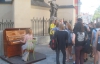 Каждый может поиграть на пианино в центре Львова