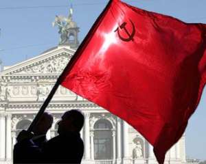 Во Львове коммунисты едва не подрались с активистами &quot;Свободы&quot; за красный флаг