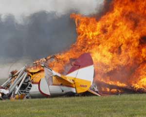 На авиашоу в США разбился самолет с пилотом и каскадершей