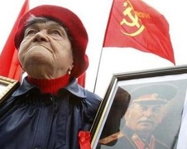 Херсонские коммунисты повесили на доме ОГА и облсовета красные флаги