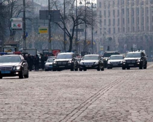 Из-за кортежа Януковича пассажиров полчаса не выпускали из маршруток