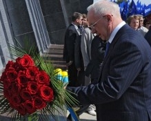 Сьогодні Азаров візьме участь у церемонії покладання квітів до пам&#039;ятників Шевченку та Грушевському