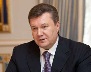Янукович привітав українців з Днем Конституції