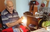 На Рівненщині 85-річний чоловік голими руками заміряє напругу