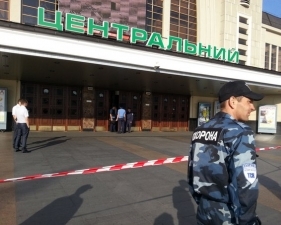 В Киеве снова заминировали вокзал, пассажиры столпились возле центрального входа