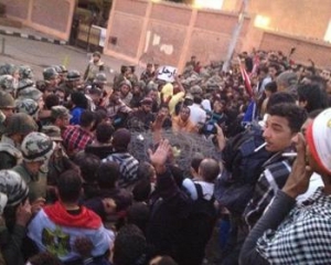 Армия начала окружать офис президента Египта колючей проволокой