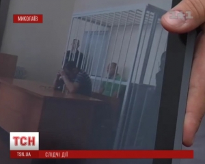Облогу врадіївського віддлку зняли: натовпу показали фото Дрижака за ґратами