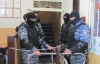 Замминистра МВД принимает людей под охраной "Беркута"