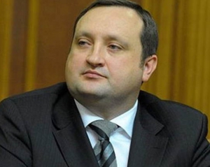 Арбузов в Раде возразил, что Кабмин располагает депутатов переходить во фракцию большинства