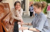 Во Львове уличное пианино собирает сотни туристов и беспризорных