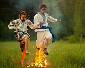 Ніч на Івана Купала: українці стрибають через вогонь та шукають цвіт папороті
