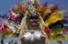 Грудастые и пернатые мужчины "зажгли" Кельн массовым гей-парадом