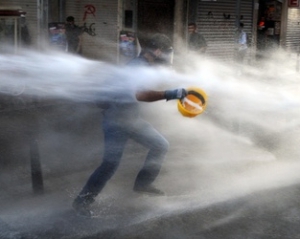 В Стамбуле против толпы снова пустили слезоточивый газ и воду