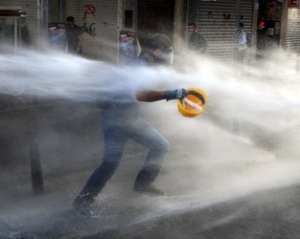 У Стамбулі проти натовпу знову пустили сльозогінний газ і воду