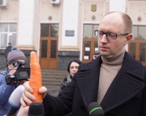 На суді по справі Тітушка Яценюка &quot;затролили&quot; морквою